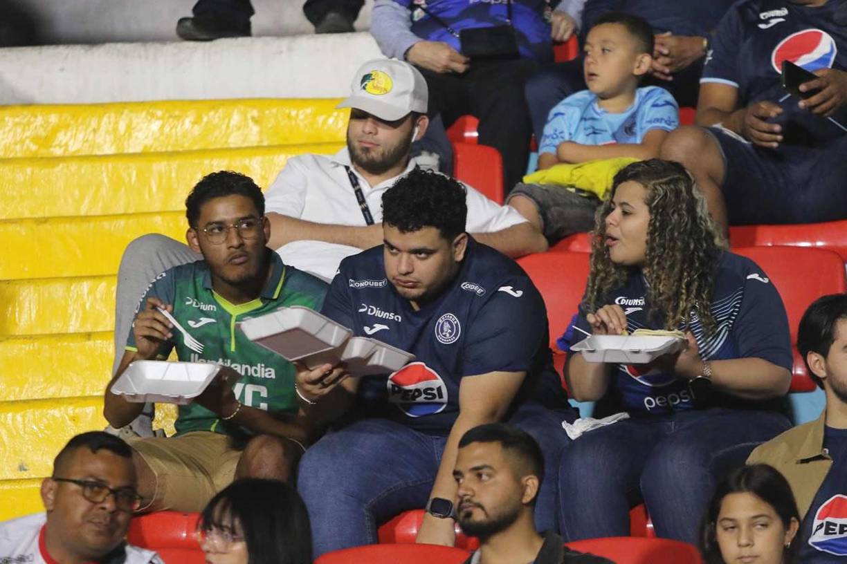 Antes del partido, estos aficionados se dieron un gustito con las comidas que venden en el estadio.