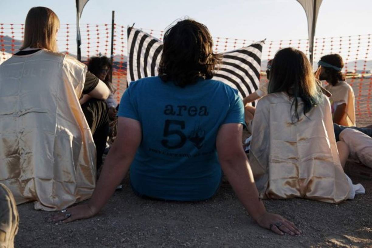 Un solo agente militar y su perro especializado fueron suficientes, apostados en la entrada a la base, para evitar que alguno de los asistentes quisiera ingresar al lugar.