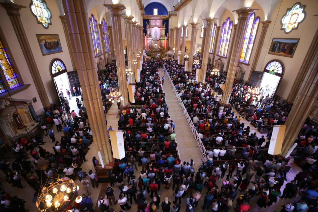 Pero, ¿quién encontró a la Virgen de Suyapa?Retrocediendo 277 años, en 1747, la imagen fue hallada por el campesino Alejo Benítez. La historia relata que Benítez cruzaba el río Guacerique, en las afueras de Tegucigalpa, cuando la corriente se volvió peligrosa y la pequeña imagen de la Virgen María que llevaba consigo cayó al agua.