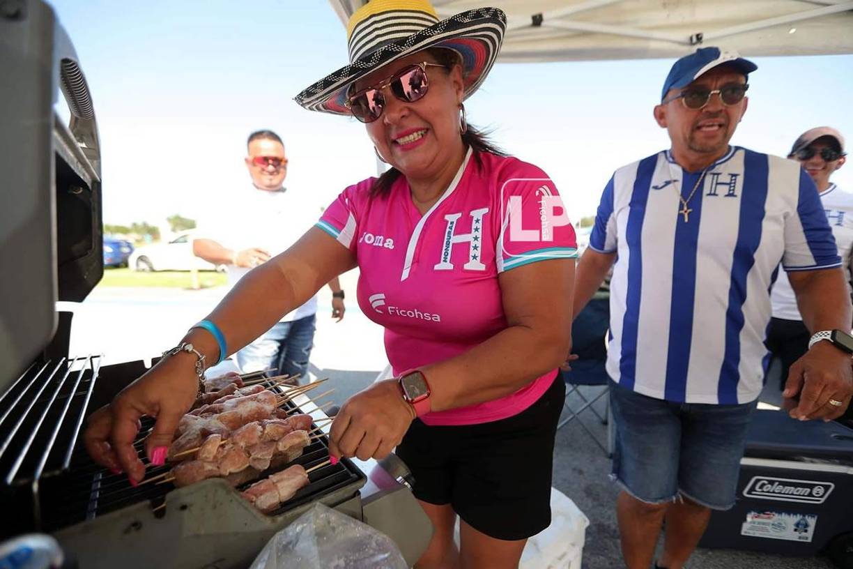 Bailes, carne asada, manta de Maradona y hasta un Lamborghini: las fotos del ambientazo en el Argentina-Honduras