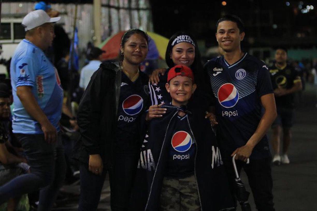 Los aficionados de Motagua se hicieron presentes en el Estadio Nacional Chelato Uclés para disfrutar el partido por la Copa Centroamericana. 
