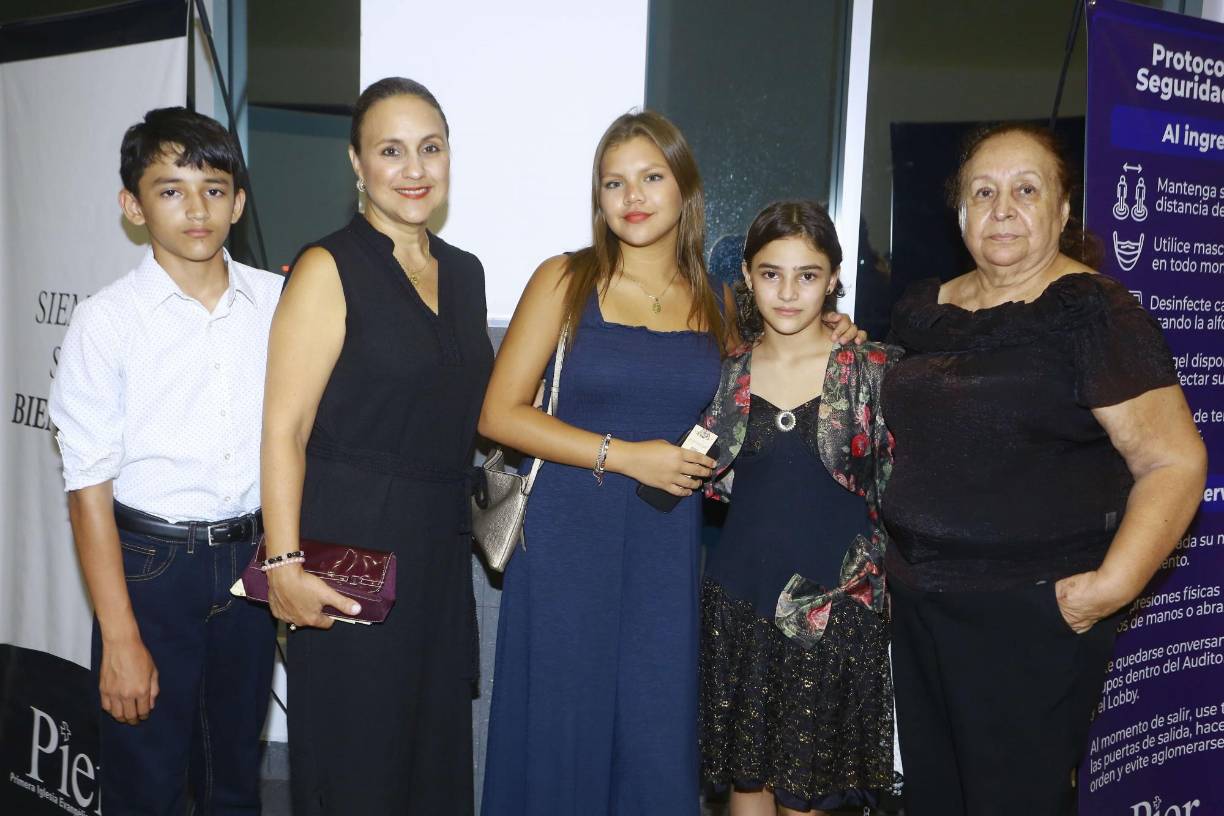 Héctor Zúniga, Angélica Rivera, Sofía Castro, Estefanía Zúniga y Alma Andino