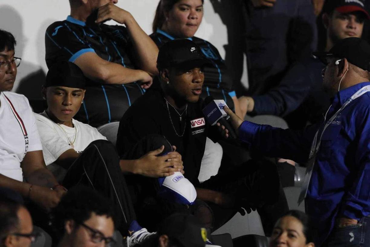 Yeison Mejía, jugador del Motagua y que se cayó de la convocatoria de la Selección de Honduras para los partidos de la Liga de Naciones por lesión, estuvo en las gradas del Chelato Uclés.