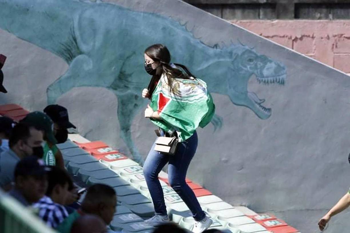 Algunas aficionadas se fueron a la parte alta del Yankel, huyendo del intenso sol.