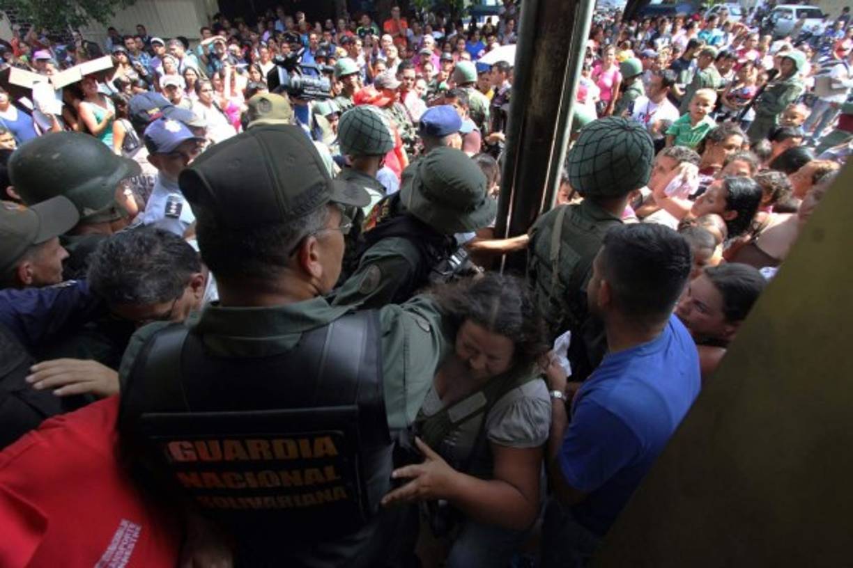 La situación en San Antonio de Táchira es de total caos. Los supermercados se encuentran militarizados.