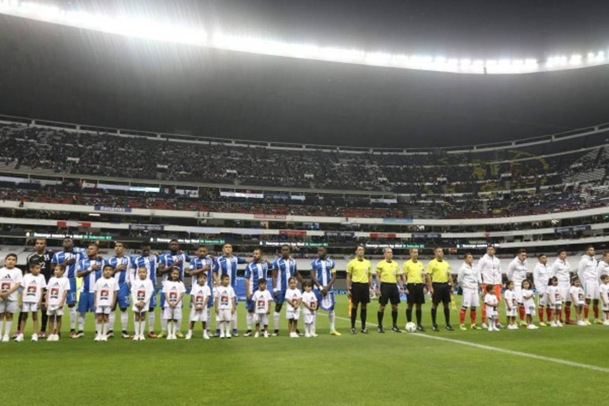 Momento en el que se entonaba el himno de la selección de Honduras en el estadio Azteca.
