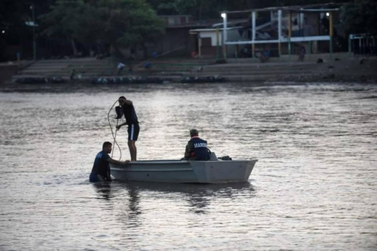 Miembros de la Armada de México patrullando ayer el río Suchiate, frontera natural entre Guatemala y México, en Ciudad Hidalgo, México.