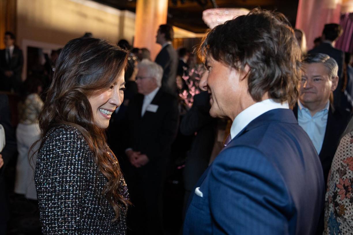 Michelle Yeoh y Tom Cruise.