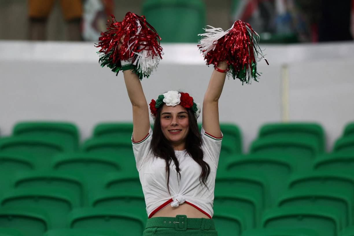 Las fanáticas animan la previa del encuentro, utilizando vestimenta con los colores de su país. 