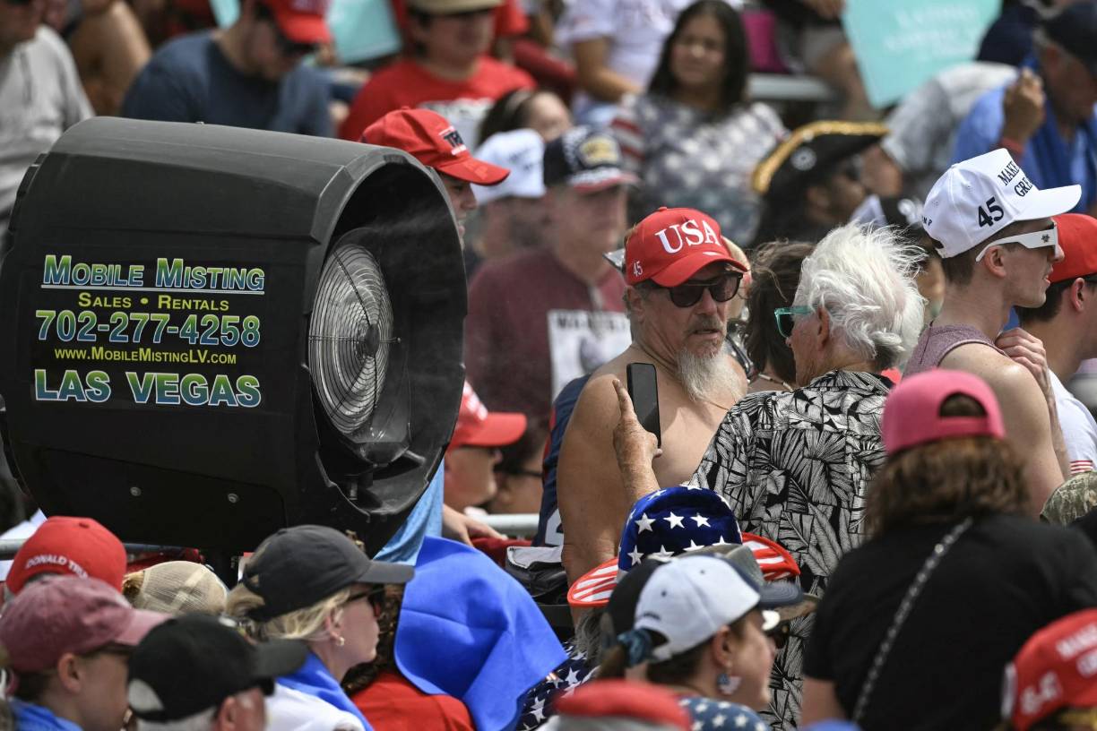 A las 10:00 de la mañana, cuando el termómetro marcaba los 34ºC, la fila para ingresar al evento se extendía por kilómetros a lo largo del parque Sunset.