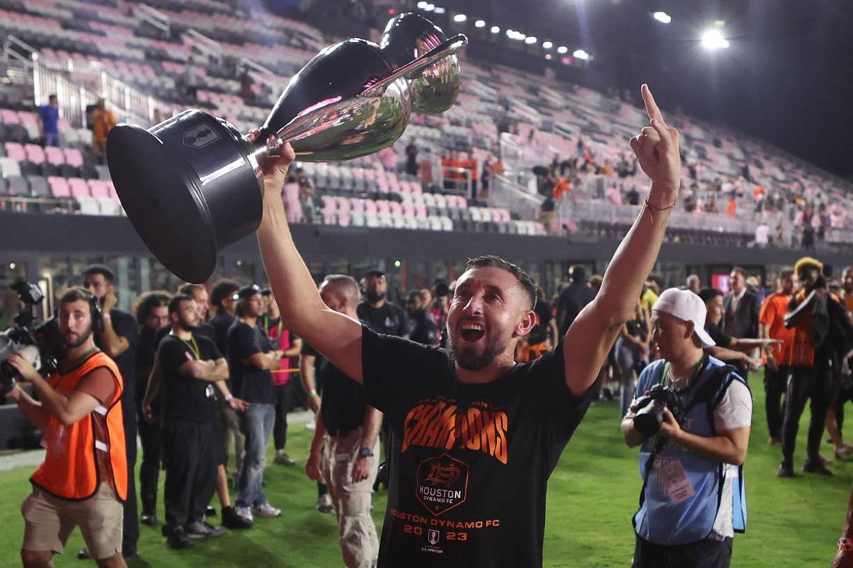 El mexicano Héctor Herrera levantando el trofeo de campeones de la US Open Cup.