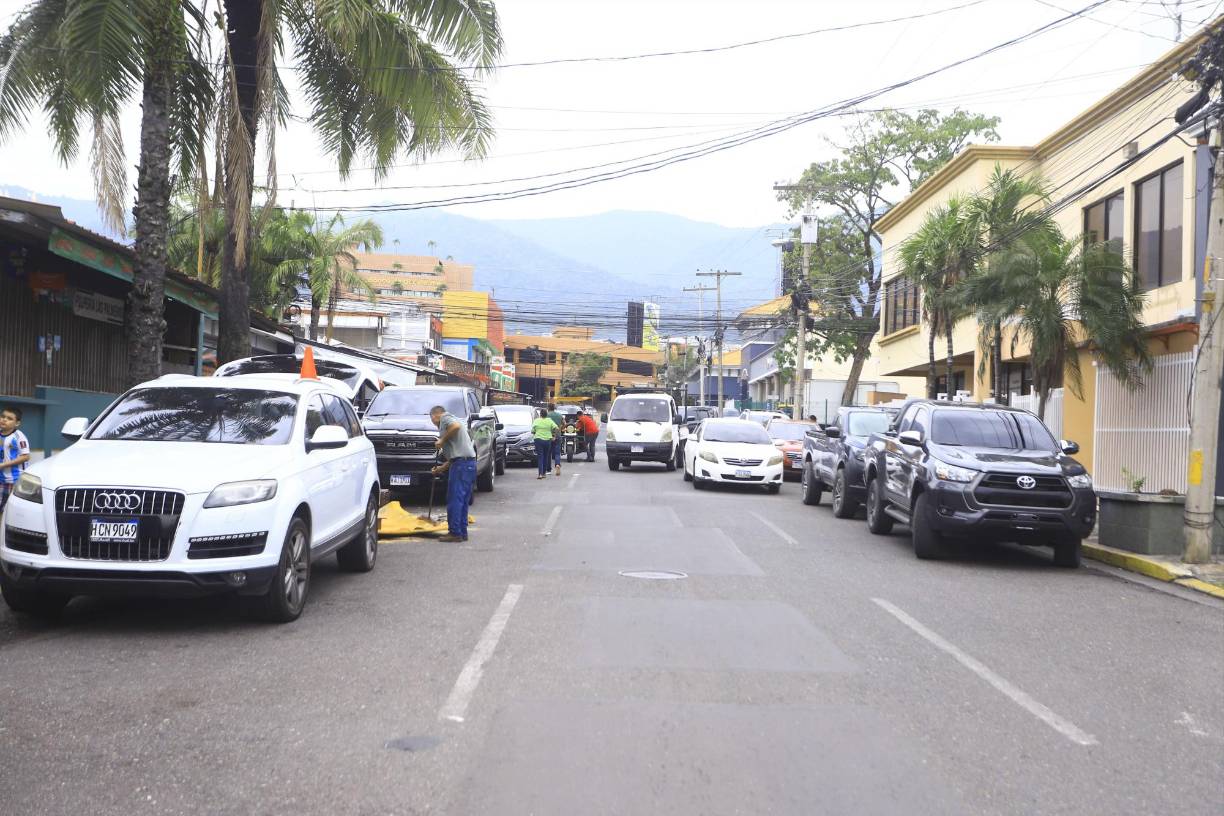 Rubén Milla, quien es propietario de varias tapicerías ubicadas sobre la 13 calle, dice que él ha sido uno de los afectados por las inundaciones, llegando a perder mucha de su materia primea a causa de estos fenómenos. “Tengo negocios aquí hace más de 50 años, y antes no era así, el problema es que hay mucha basura en las alcantarillas y no hay orden en las construcciones”, refirió el ciudadano.