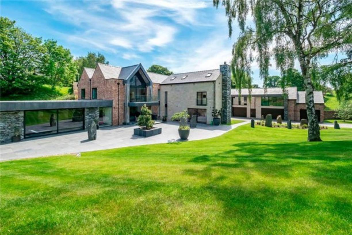 Al exterior, en su lote de 23 acres, la residencia goza de un muy extenso jardín, de terrazas.