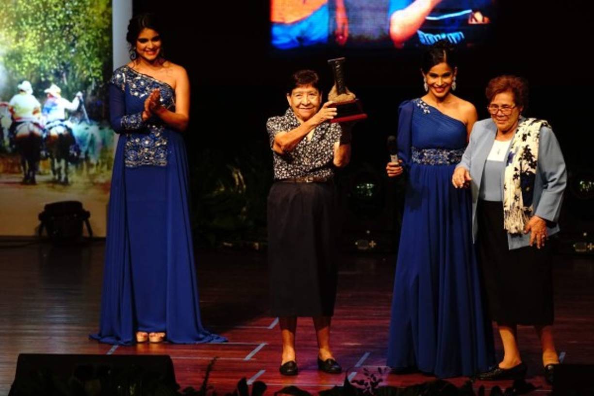 Sor María Teresa Gonzales en la premiación.