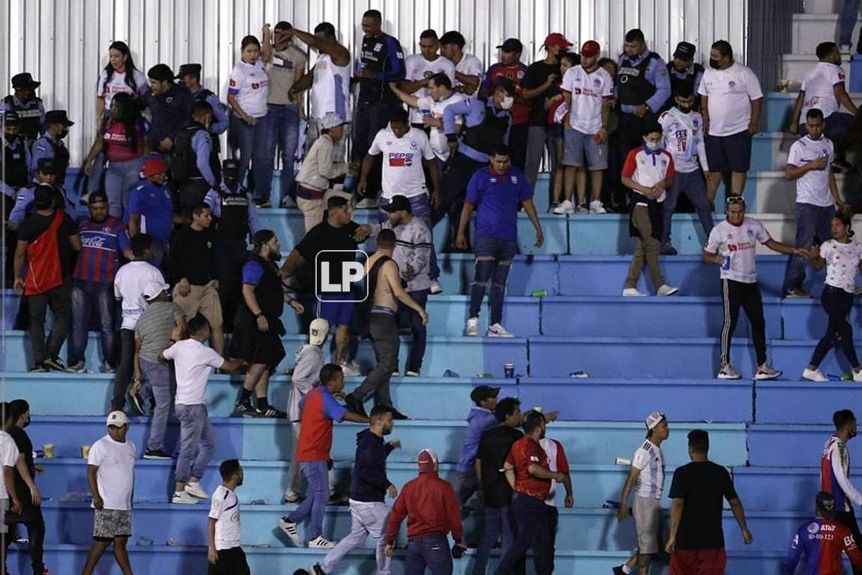 En el sector de graderías del Nacional Chelato Uclés, aficionados del Olimpia protagonizaron una pelea entre ellos mismos.
