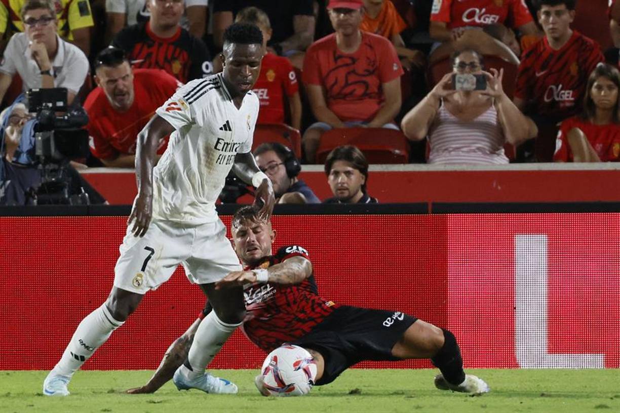 Y regresaron las silbatinas: Viniius recibió silbatina por parte de la afición del Mallorca cada vez que tocaba el balón.