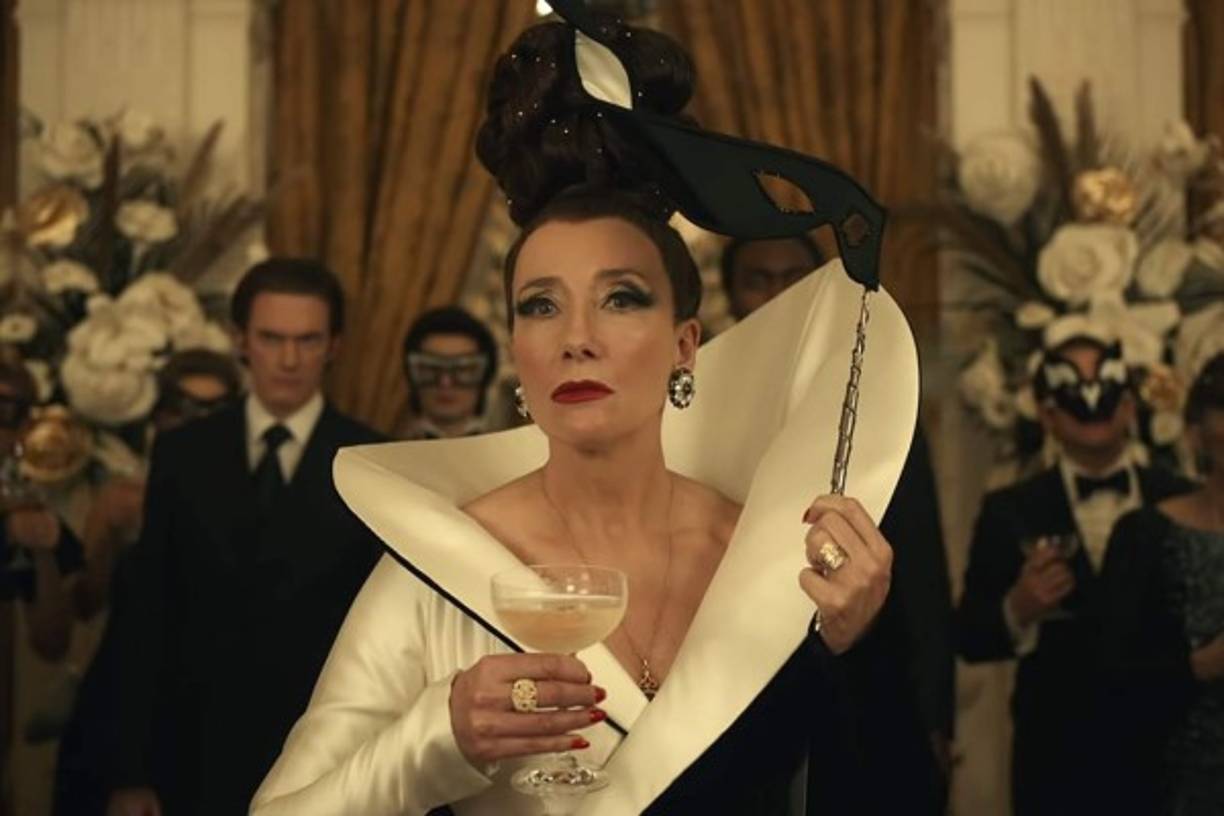 Como suele ser habitual, la futura villana se encontrará con una figura que impulsa su salto hacia el lado oscuro de la vida, la baronesa Von Hellman, una destacada diseñadora encarnada por Emma Thompson.<br/>