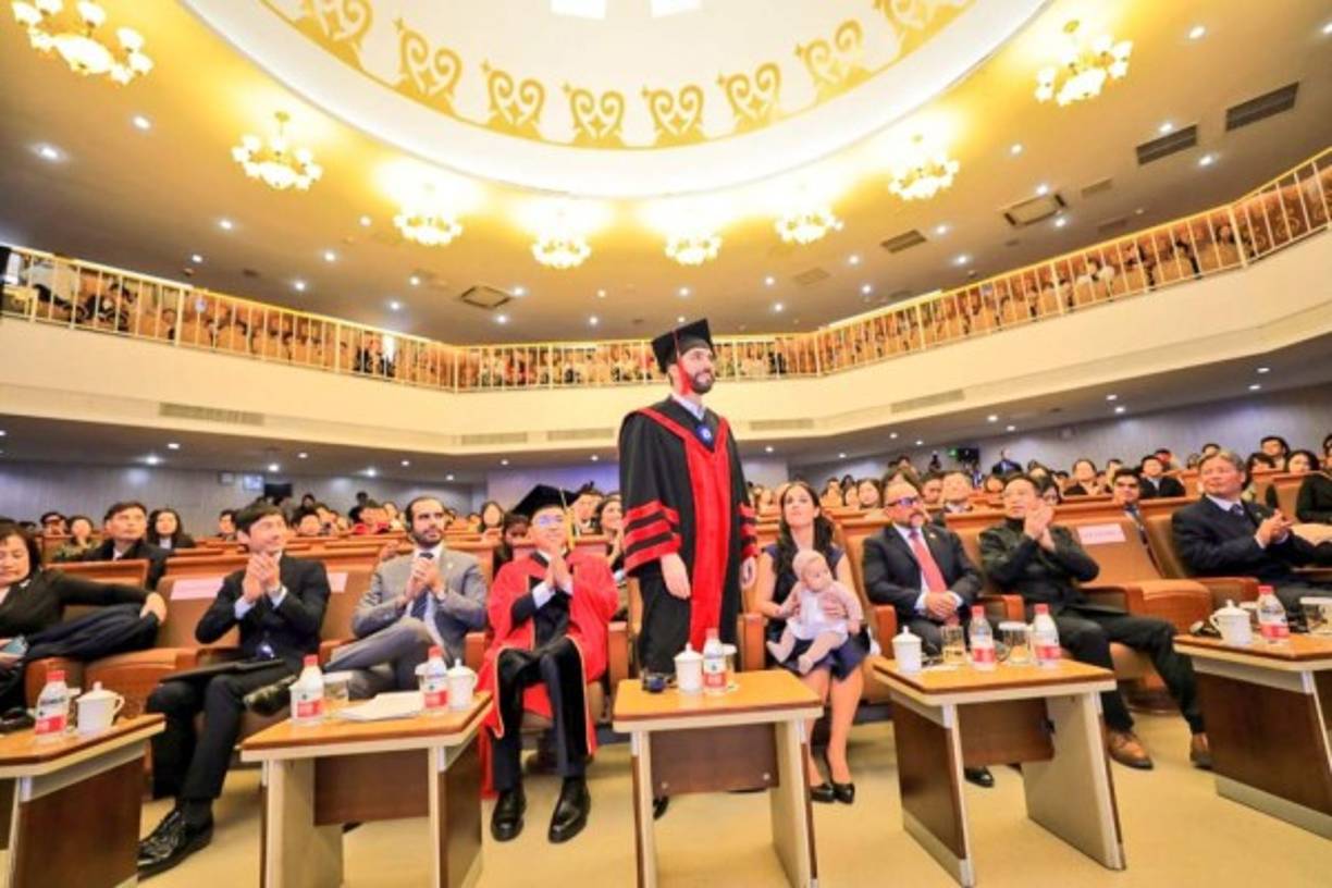 Bukele agradeció el reconocimiento afirmando que El Salvador es 'un país noble y trabajador, igual que China, y ahora que estoy ante ustedes, que son los próximos líderes, les invito a que piensen en cómo romper paradigmas y piensen en cómo resolveremos los grandes problemas del mundo todos juntos'.