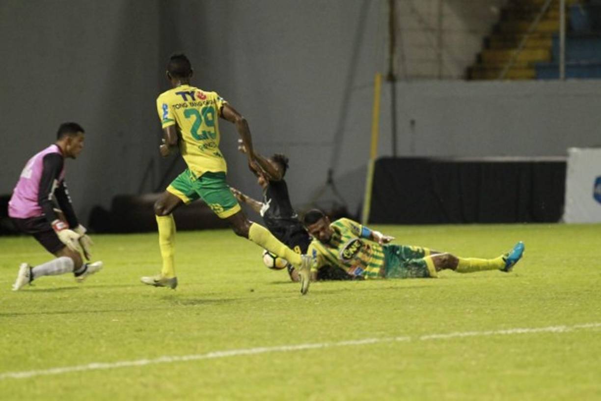 Los reclamos del técnico del Real España, Martín “Tato” García, surgieron después de este penal contra Iván López que el árbitro no pitó.
