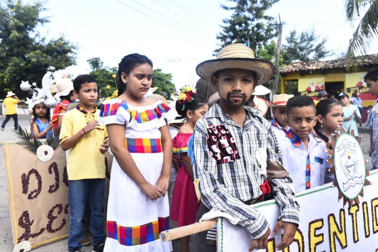 En el desfile típico participaron estudiantes de todas las edades.