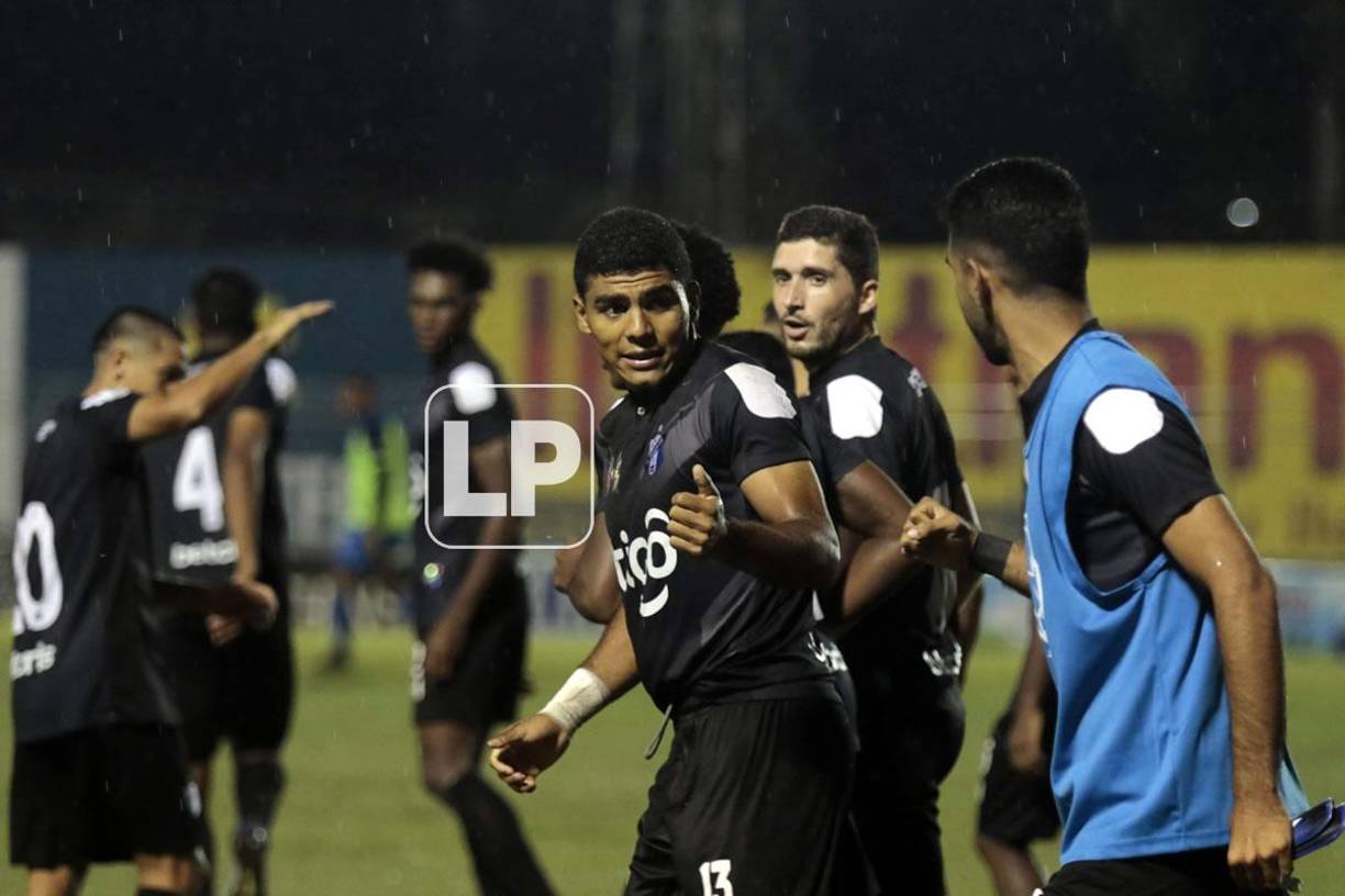 Aldo Fajardo celebrando su gol que abrió el marcador para los progreseños ante el Olancho FC.