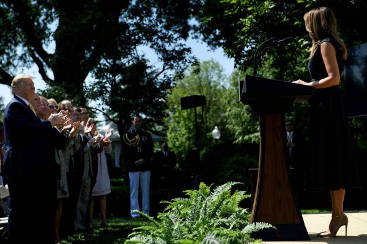 Melania recibió una lluvia de críticas tras lanzar su campaña para combatir el acoso en las redes sociales, puesto que su esposo no muestra ningún reparo a la hora de emitir crueles burlas o arremeter contra sus enemigos en Twitter.