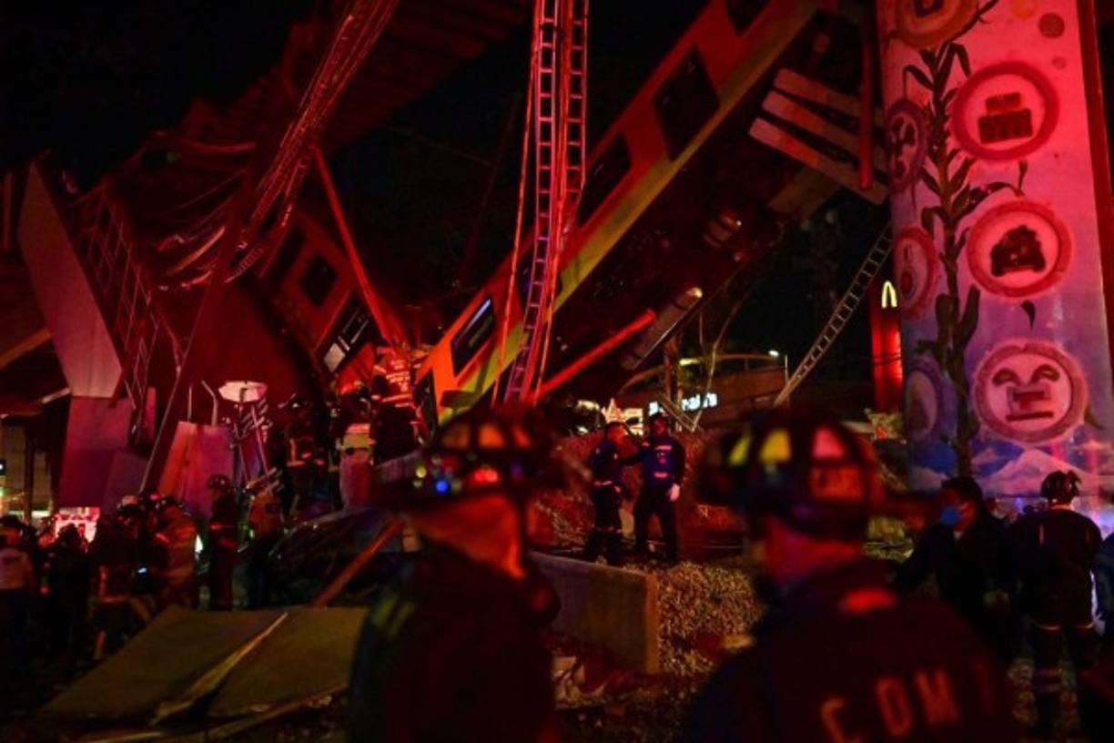 La zona fue acordonada por policías y militares de la Guardia Nacional para facilitar el desmonte de los vagones con gruesas cadenas.