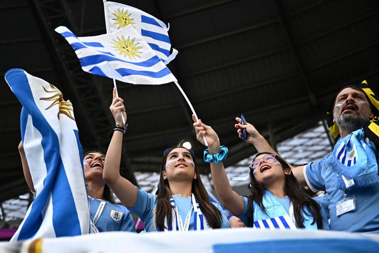 Banderas en mano y su camiseta bien puesta, así apoyaron los uruguayos a la Celeste.