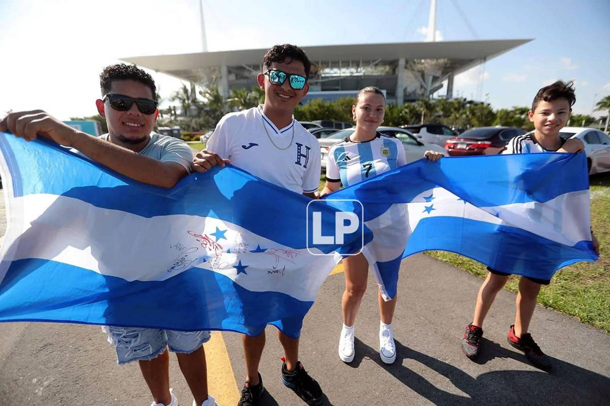 Bailes, carne asada, manta de Maradona y hasta un Lamborghini: las fotos del ambientazo en el Argentina-Honduras