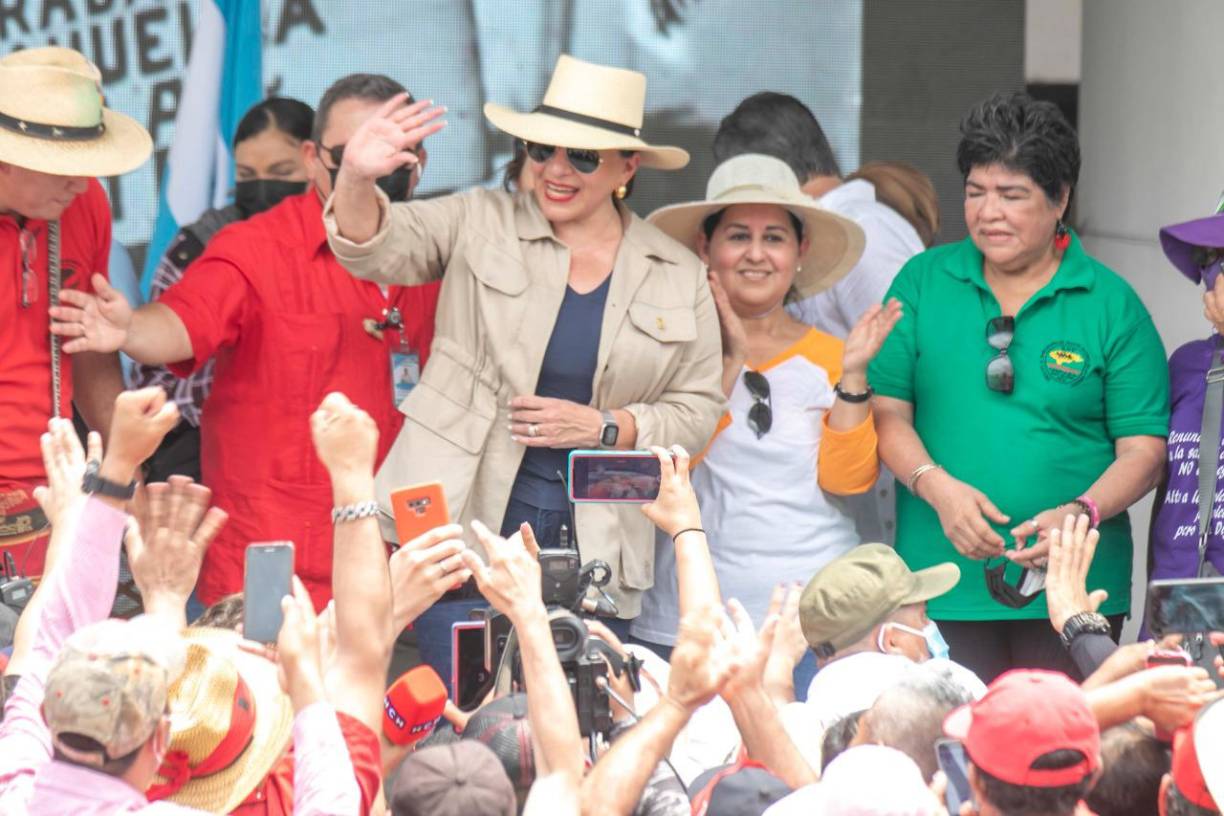 Además, la titular del Poder Ejecutivo destacó que en su gobierno, el cual asumió el pasado 27 de enero de este año, están haciendo todo lo posible para salir de esta “época oscura, de corrupción y de narcotráfico. 