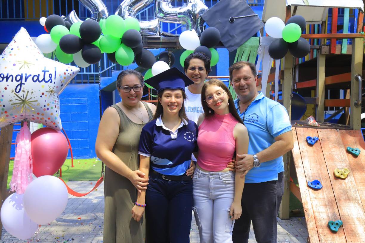 Pamela Paz, Pamela Mejía, Saori Mejía, Eduardo Paz y Cristian Mejía