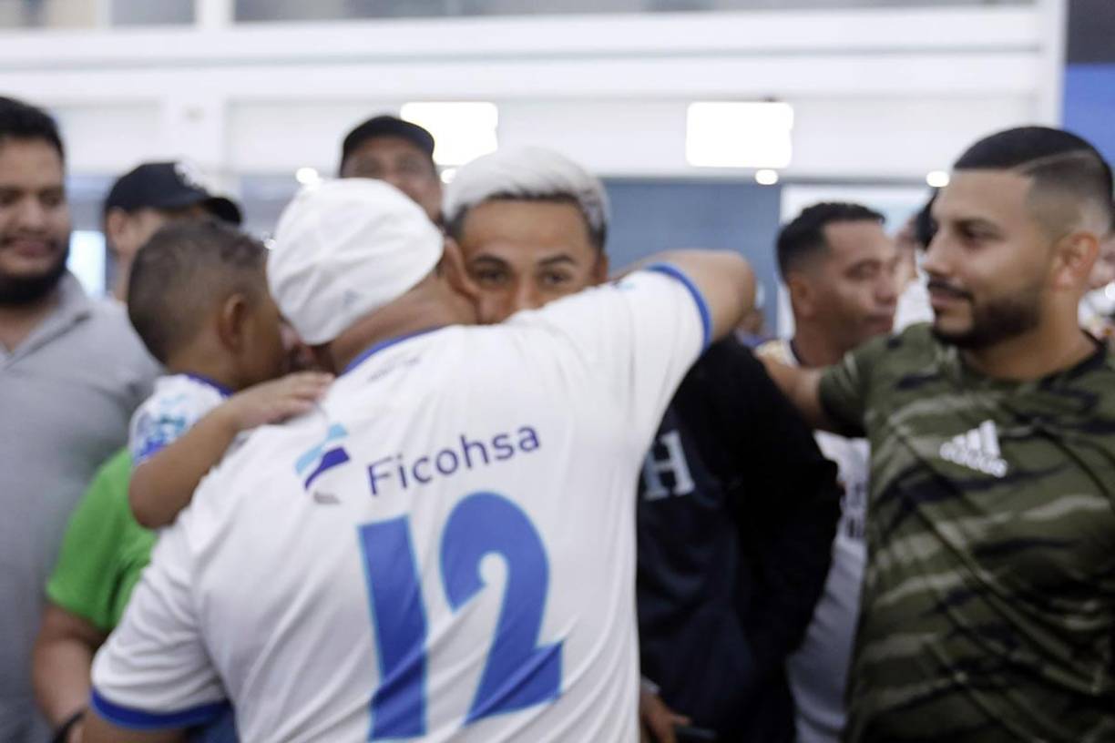 Este aficionado hondureño sorprendió a Andy Nájar con un cariñoso abrazo en el aeropuerto internacional Ramón Villeda Morales de San Pedro Sula.