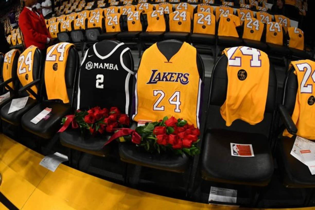 Ramos de rosas rojas se mantuvieron en dos asientos abiertos, con camisetas de Kobe y su hija, junto a la cancha en honor de Bryant y Gianna.