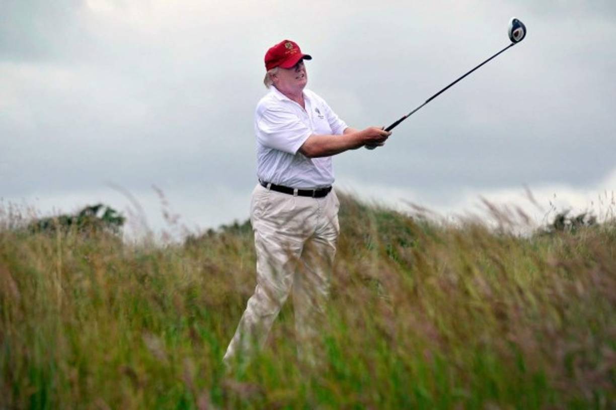 El presidente Trump comparte la misma pasión por este deporte. Ha pasado gran parte de sus fines de semana en los últimos meses jugando al golf en sus exclusivos clubes.