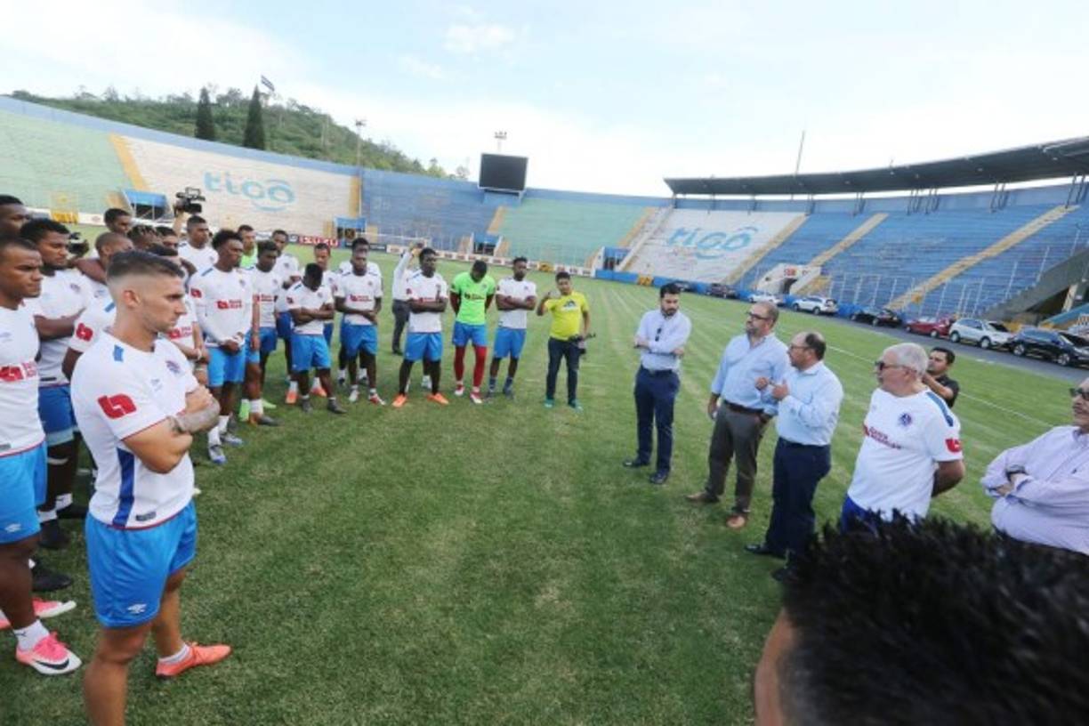 Osman Madrid dio la bienvenida a Manuel Keosseián y se lo presentó a la plantilla en la cancha del estadio Nacional.