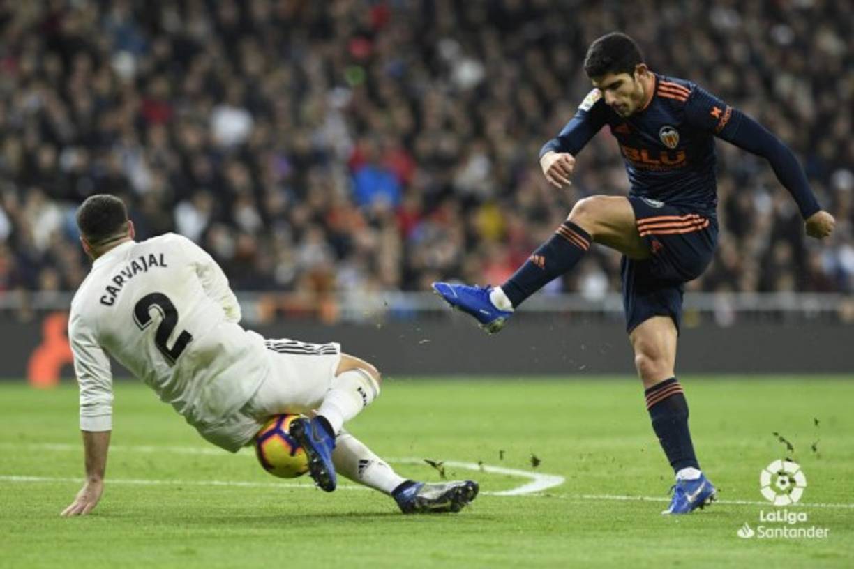 Dani Carvajal tapó de esta manera el disparo del portugués Gonçalo Guedes.