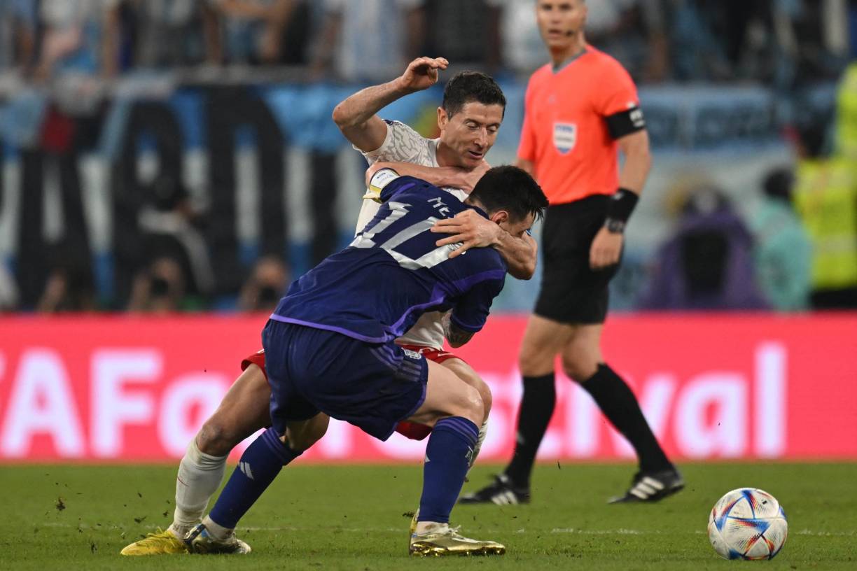 Lewandowski intentó quitarle el balón al capitán argentino.
