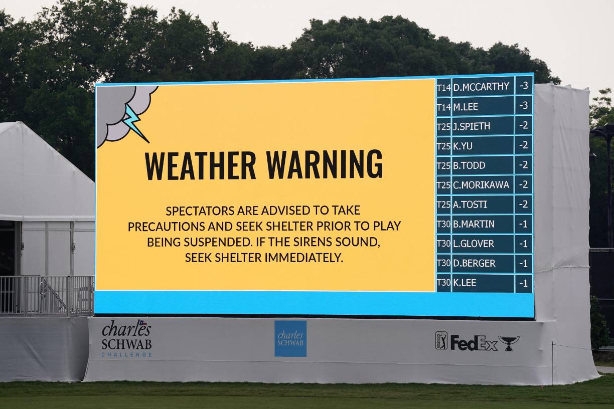Además, el sábado por la noche también se emitió una alerta por tormenta desde las oficinas del Servicio Meteorológico Nacional en Norman y en Tulsa, ubicados en el estado de Oklahoma, especificando que la situación era muy volátil y podría acarrear tornados, granizo o vientos peligrosos.