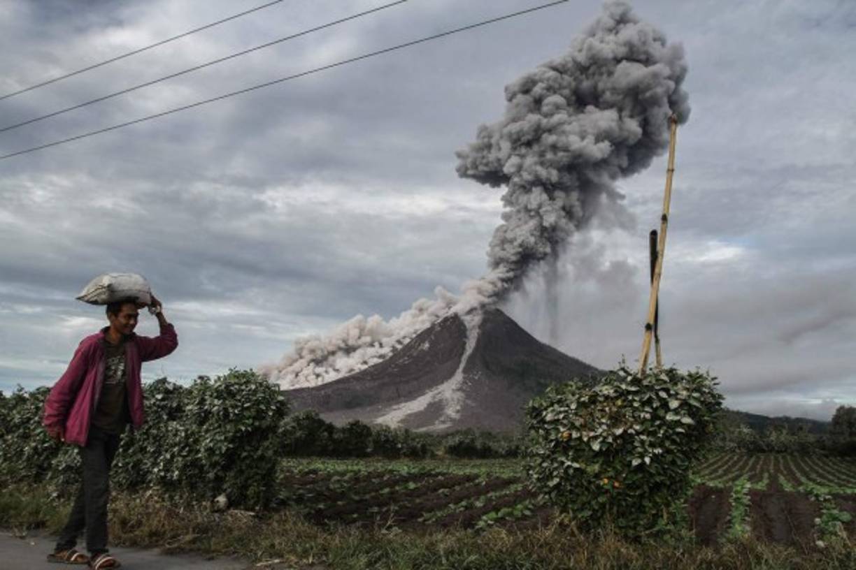 Bali. A punto de estallar. El volcán Agung continúa “muy activo”, manteniendo alerta máxima por erupción.