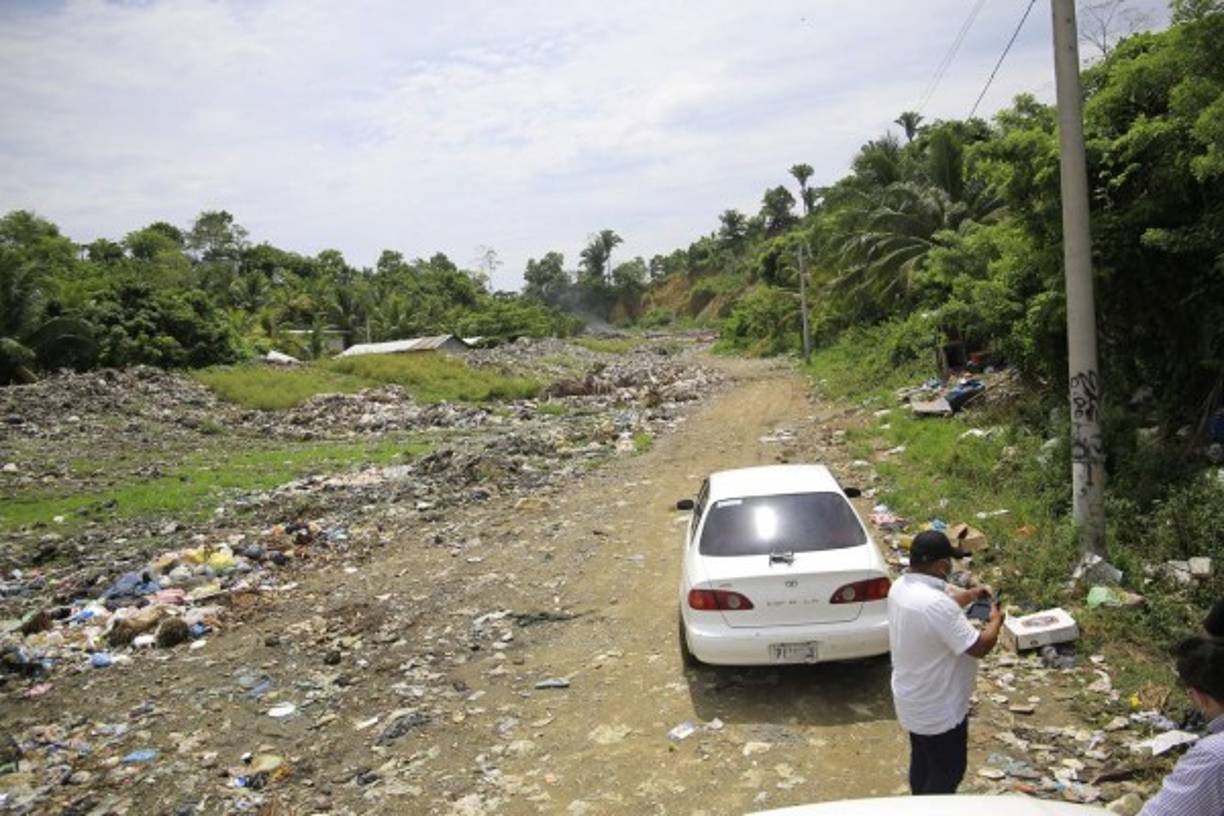 LA PRENSA hizo un recorrido desde la barra del Motagua hasta las playas municipales de Omoa, así como en la playa municipal. Aunque se constató que Omoa empieza a padecer esta temporada, en Puerto Cortés se vieron afectados por una oleada de basura que llegó el martes en la noche.Los equipos de limpieza municipal, ayudados de volquetas y retroexcavadoras, sacaron 23 volquetadas de basura, es decir, al menos 60 toneladas de desperdicios.<br/>