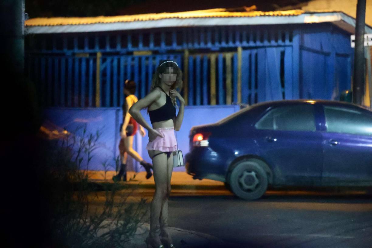 En “el Tamarindo” famoso por ser punto de encuentro de sexoservidoras, luce desolado y las pocas chicas trans que se siguen prostituyendo, se colocan sobre la segunda avenida del barrio Guamilito.