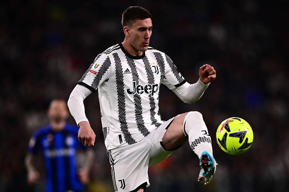 La Juventus espanta al Real Madrid por el delantero serbio Dusan Vlahovic. “No tenemos dudas sobre Dusan como un jugador crucial para nuestro proyecto presente y futuro a pesar de los vínculos y las historias. Vemos lo duro que trabaja todos los días en los entrenamientos, por eso tenemos confianza en el presente y el futuro, somos optimistas”, declaró en Sky Sports el nuevo director de fútbol de la Juve, Franceso Calvo.