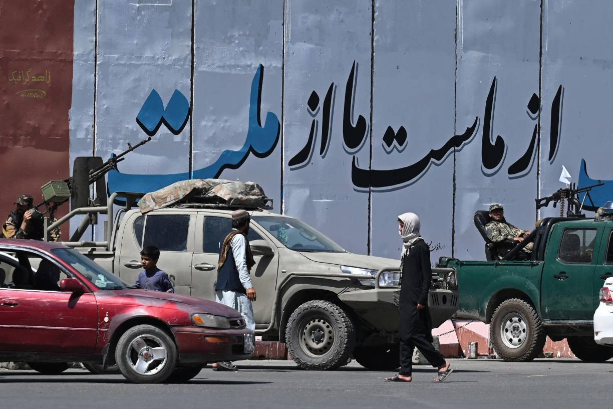 Primero las camisas, empapadas de sudor, después los pantalones. Los presentes en la sala de redacción no pueden contener una exclamación de disgusto.