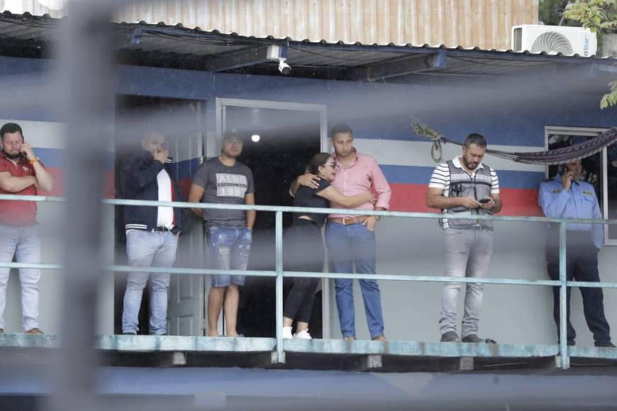 De pronto, un sujeto que vestía un suéter, pantalón jean y gorra corre desde la calle y se hacia a Edwin mientras sacaba un arma de fuego. Luego, sin mediar palabras, le disparó varias veces a la víctima.