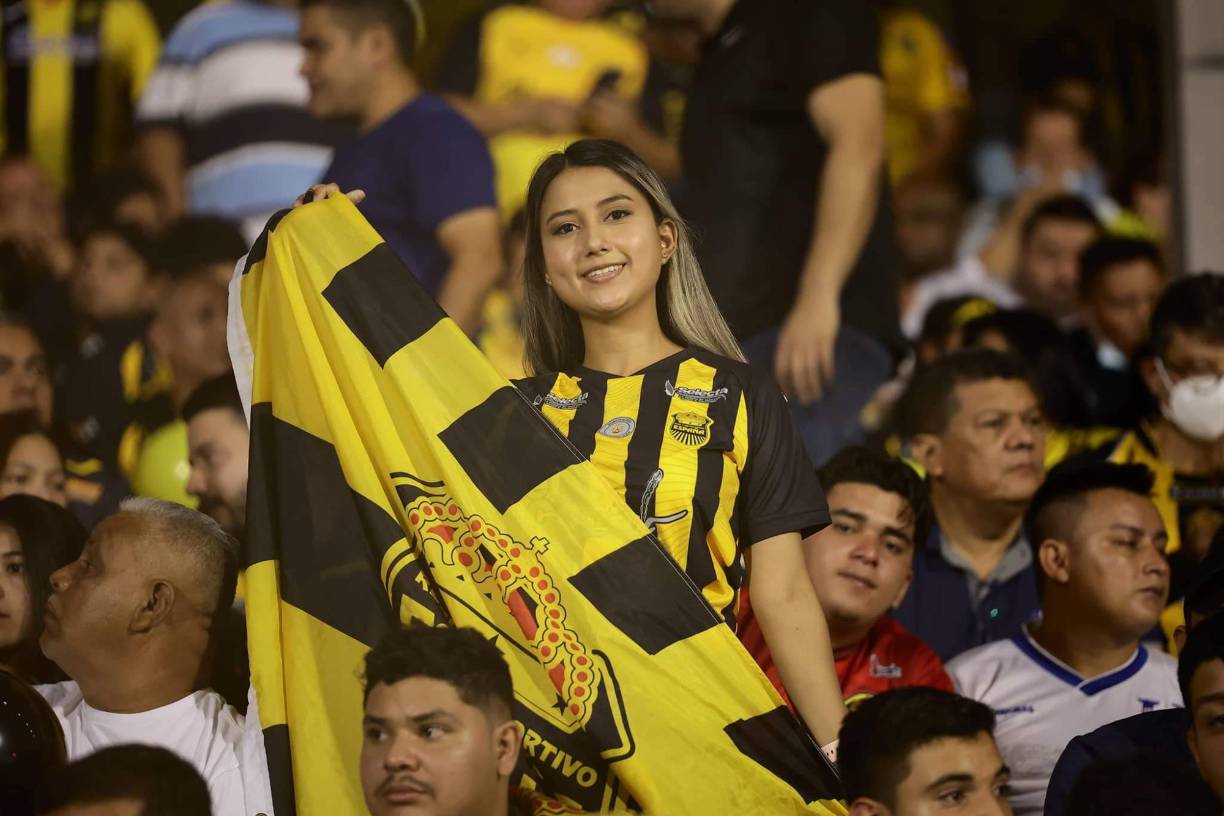 Ambientazo y lindas chicas en el Morazán con el Real España-Alajuelense por Liga Concacaf