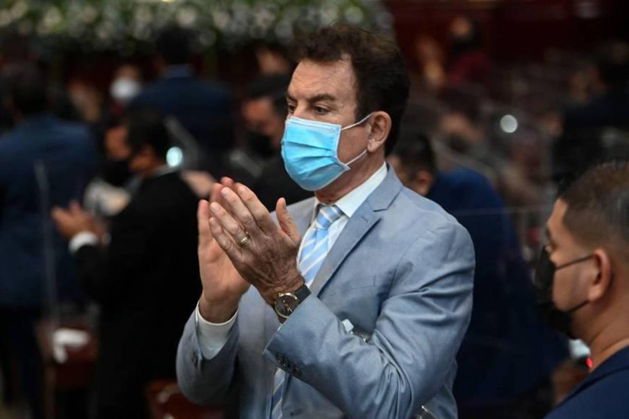 Esto deja a Nasralla, <b>Jorge Cálix</b>, <b>Maribel Espinoza</b> y <b>Luis Zelaya</b> como los principales contendientes para definir quién representará al Partido Liberal en las elecciones generales.