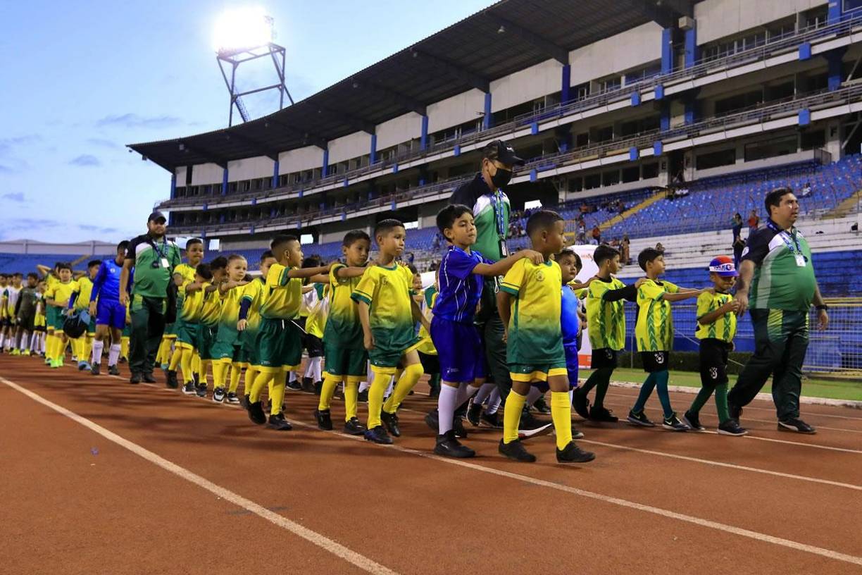 Decenas de niños acompañaron a los equipos al salir a la cancha para el inicio del partido.