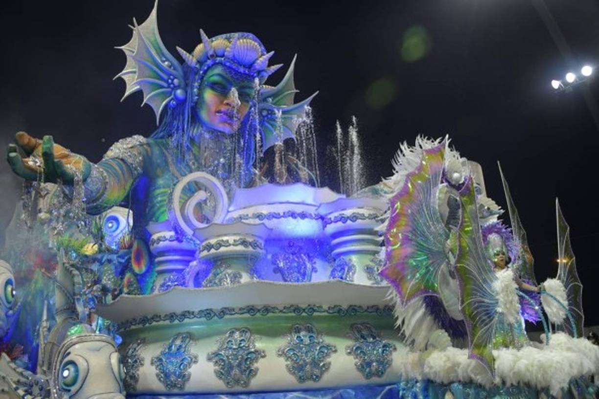 Con su habitual esplendor, las escuelas de samba inauguraron con un majestuoso desfile el carnaval de Rio de Janeiro, el mayor espectáculo del mundo, con un llamado por la preservación del medioambiente de los pueblos indígenas y de la cultura en Brasil.
