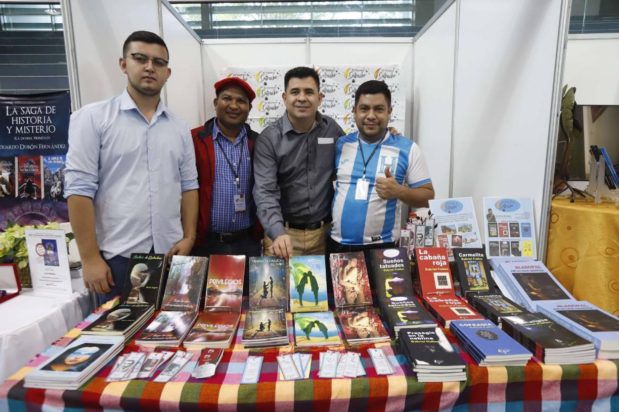 Kelvin Vallecillo, Melvin Salgado, Jorge Tróchez y Gabriel Fiallos, representantes de la Editorial El Tintero Catracho, quien llega desde Santa Bárbara. 