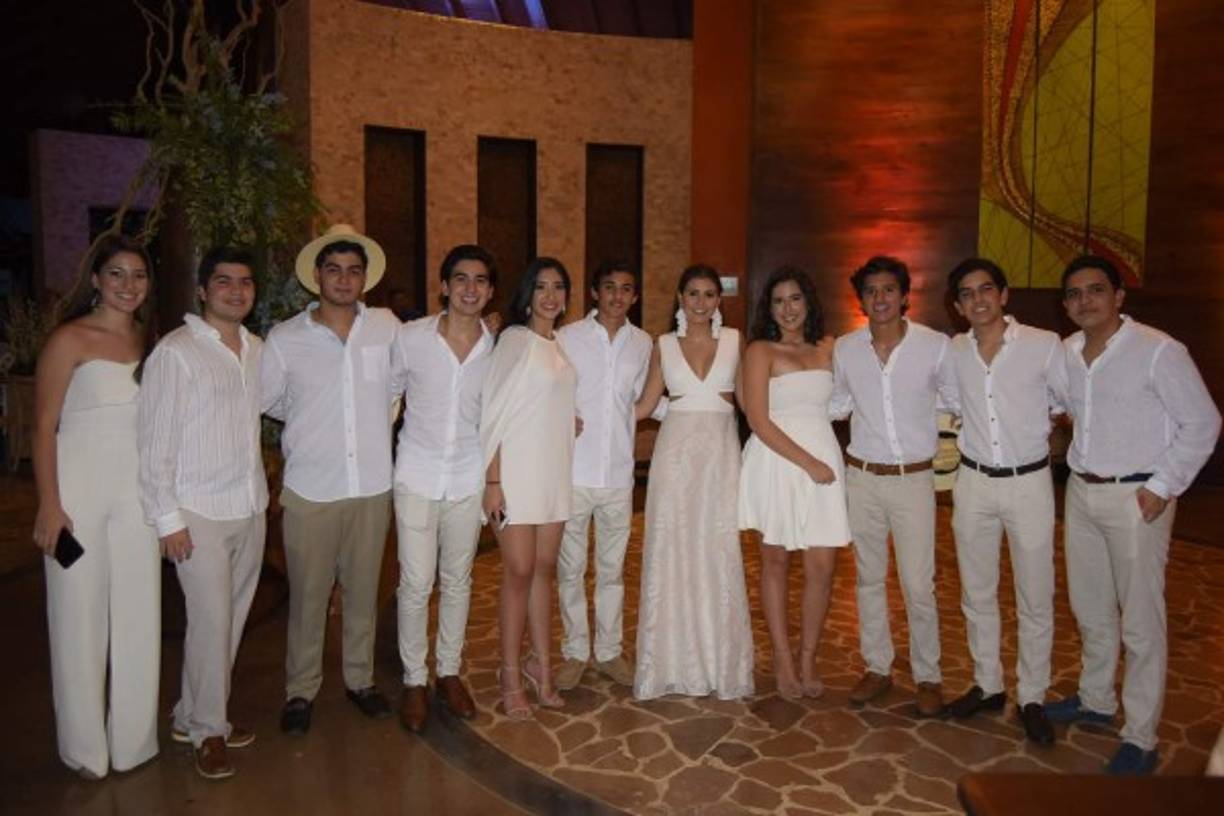 Mariana Larach, José Alejandro Hawit, Carlos Bendeck, Esteban Larach, Antonette Hawit, Carlos Vitanza, Emily y Paulina Hawit, Jesús Dabdoub, Emiliano Garza y Emilio Abufele .